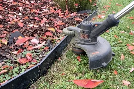MÄHEN MIT EINEM RASENTRIMMER ODER MÄHER